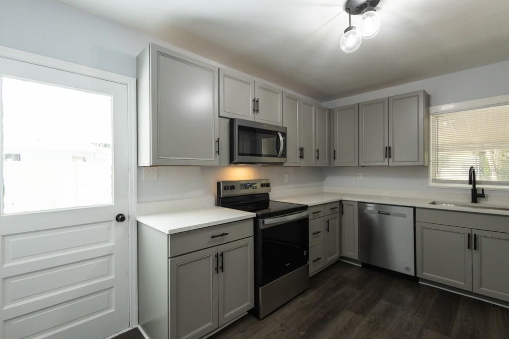 Activo con contrato: $268,000 (3 camas, 1 baños, 1483 Pies cuadrados)