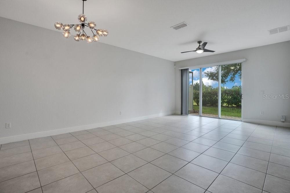 合同活跃: $497,000 (4 贝兹, 3 浴室, 2240 平方英尺)