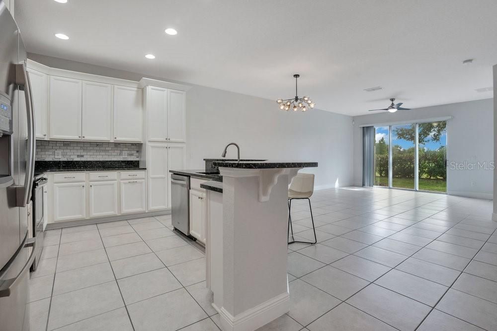 合同活跃: $497,000 (4 贝兹, 3 浴室, 2240 平方英尺)