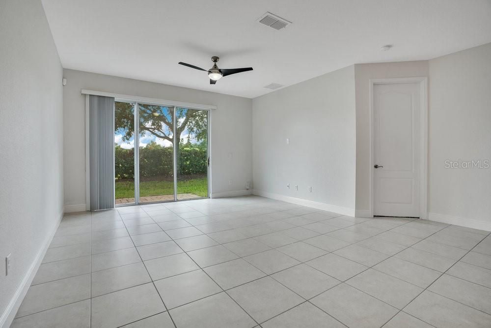 合同活跃: $497,000 (4 贝兹, 3 浴室, 2240 平方英尺)