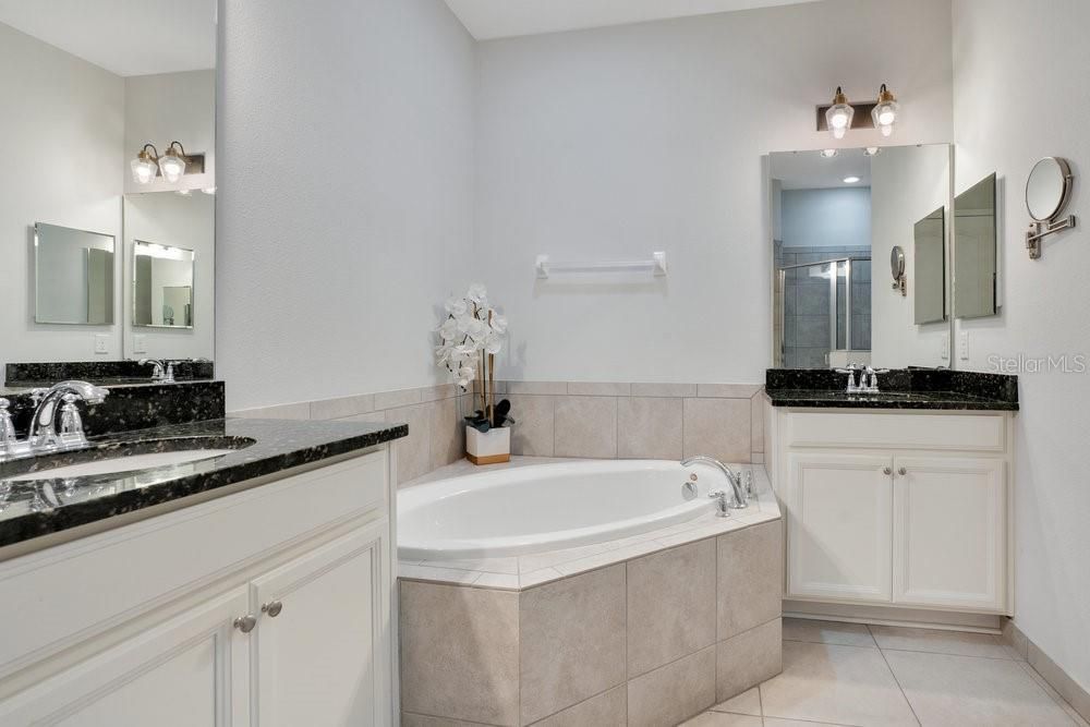 合同活跃: $497,000 (4 贝兹, 3 浴室, 2240 平方英尺)