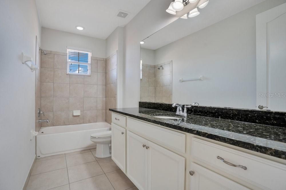 合同活跃: $497,000 (4 贝兹, 3 浴室, 2240 平方英尺)