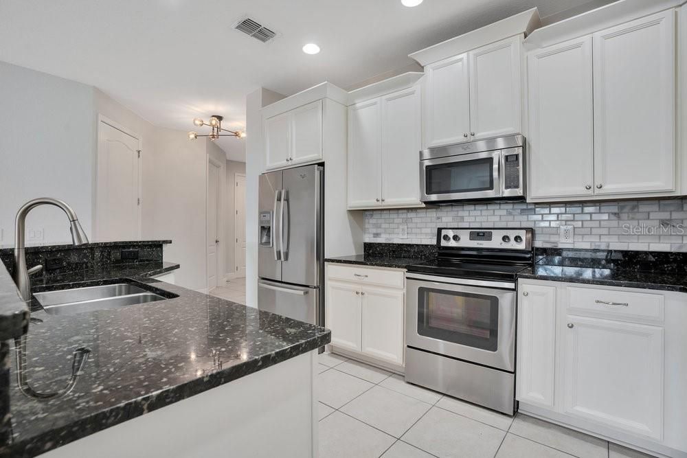 合同活跃: $497,000 (4 贝兹, 3 浴室, 2240 平方英尺)