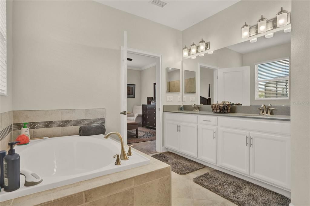 合同活跃: $369,900 (4 贝兹, 3 浴室, 2322 平方英尺)