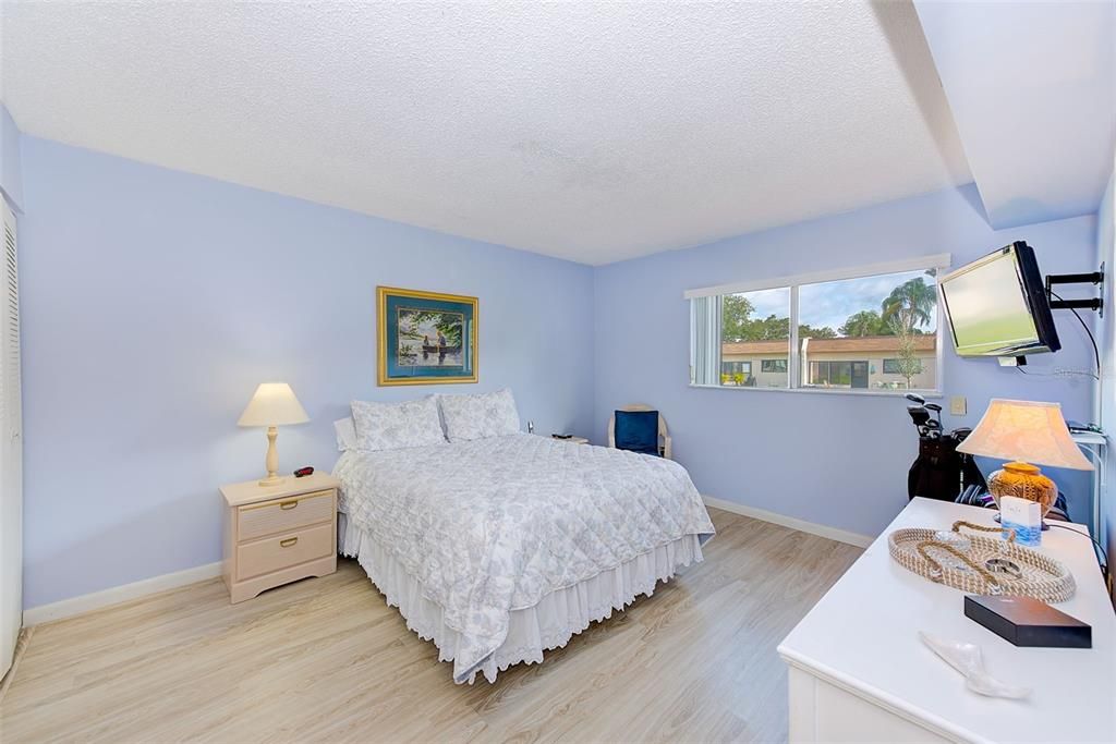 For Sale: $135,000 (2 beds, 2 baths, 886 Square Feet)