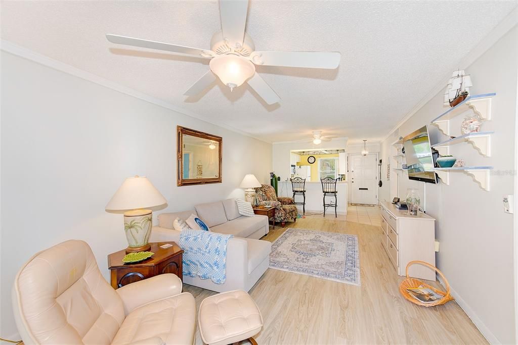 For Sale: $135,000 (2 beds, 2 baths, 886 Square Feet)