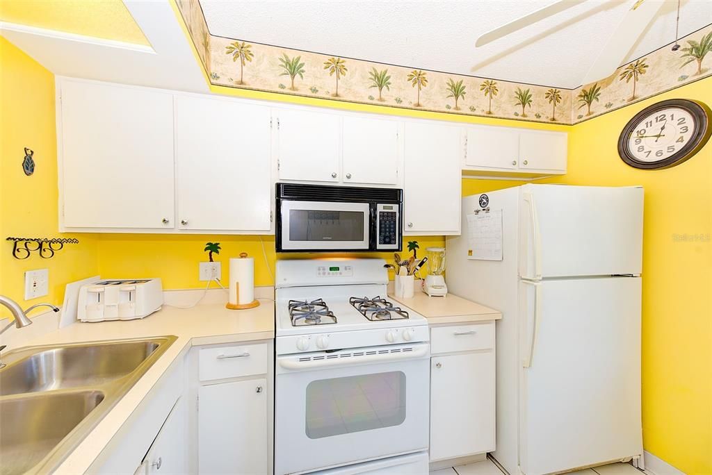 For Sale: $135,000 (2 beds, 2 baths, 886 Square Feet)