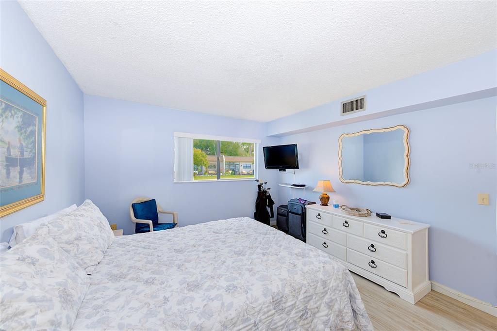 For Sale: $135,000 (2 beds, 2 baths, 886 Square Feet)