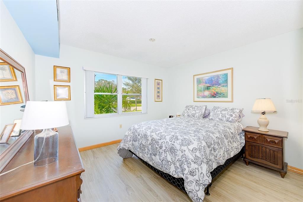 For Sale: $135,000 (2 beds, 2 baths, 886 Square Feet)