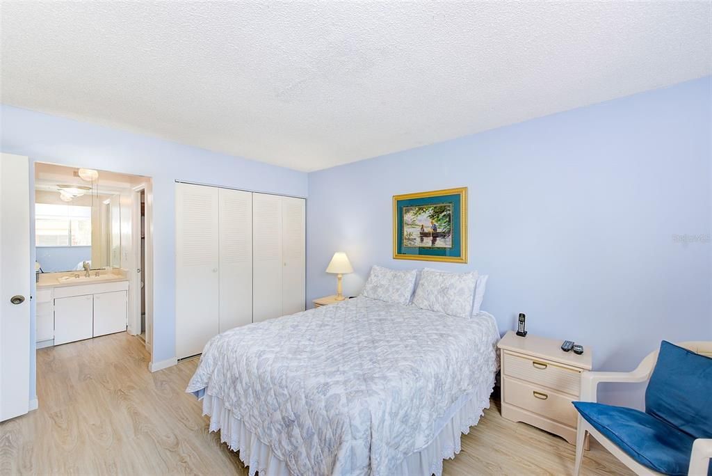 For Sale: $135,000 (2 beds, 2 baths, 886 Square Feet)