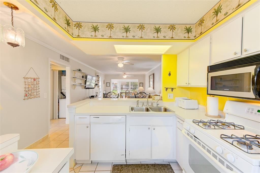 For Sale: $135,000 (2 beds, 2 baths, 886 Square Feet)