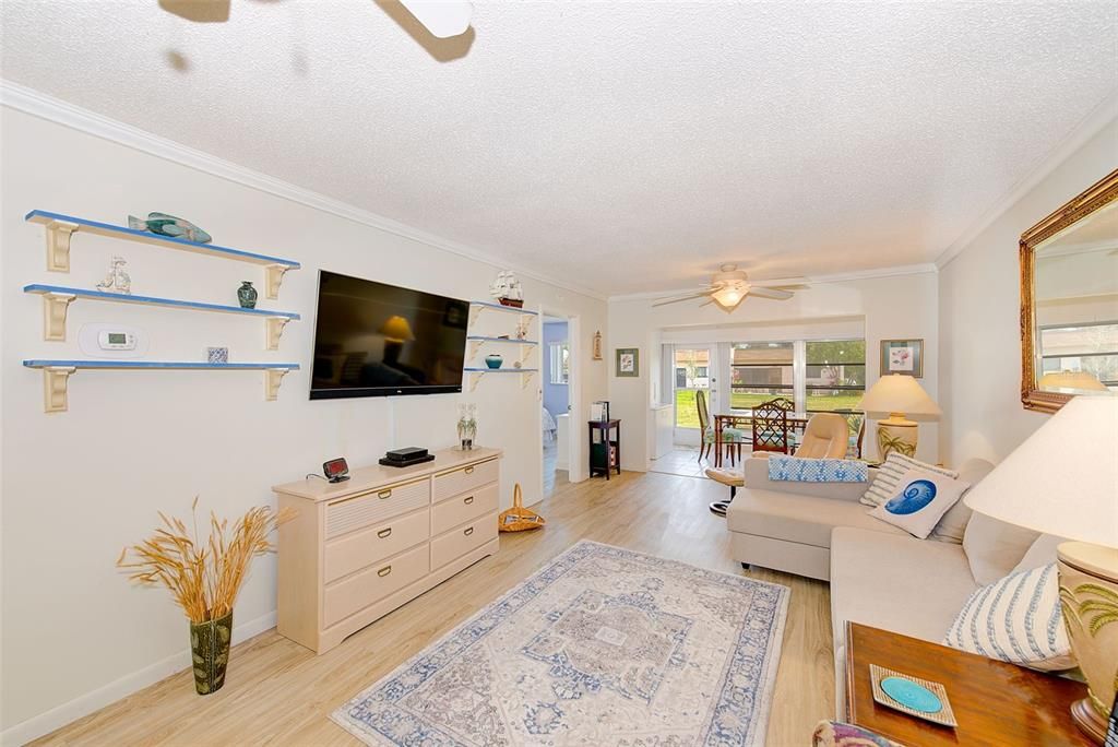 For Sale: $135,000 (2 beds, 2 baths, 886 Square Feet)