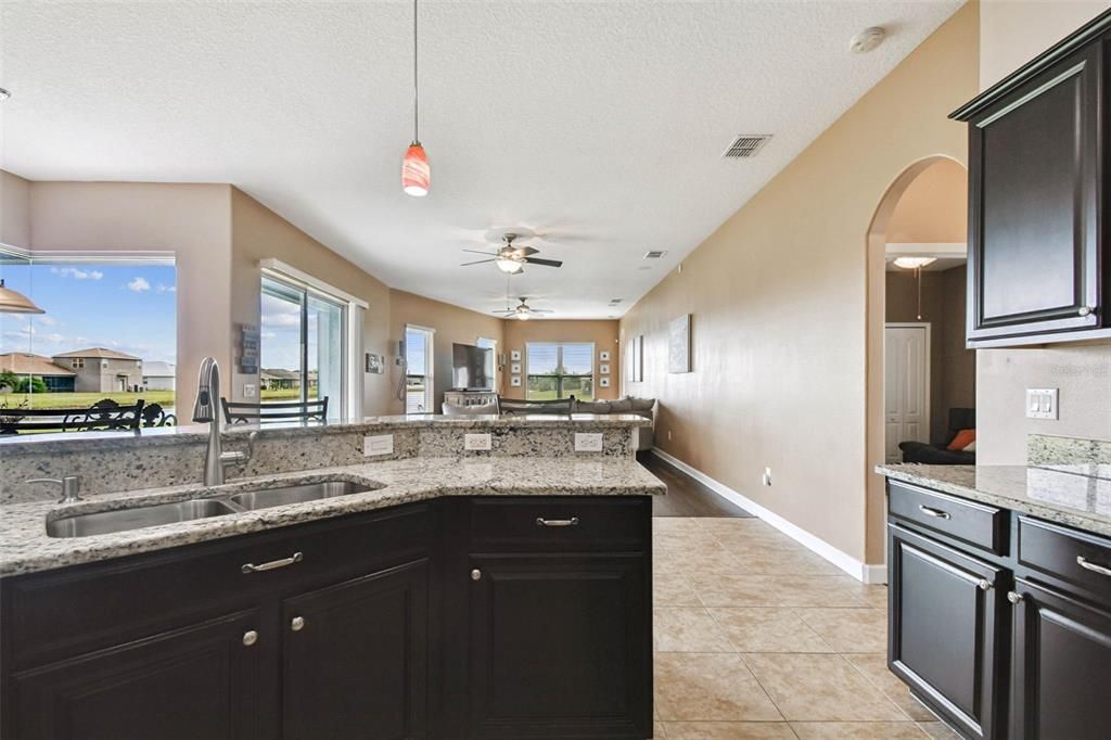 En Venta: $598,500 (4 camas, 4 baños, 3858 Pies cuadrados)