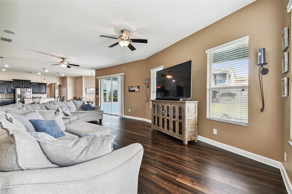 En Venta: $598,500 (4 camas, 4 baños, 3858 Pies cuadrados)