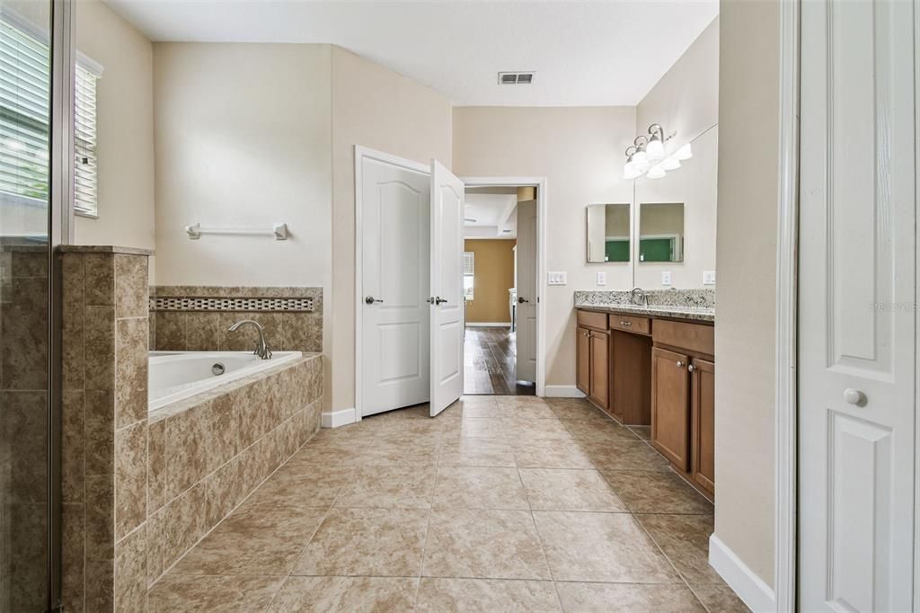 En Venta: $598,500 (4 camas, 4 baños, 3858 Pies cuadrados)