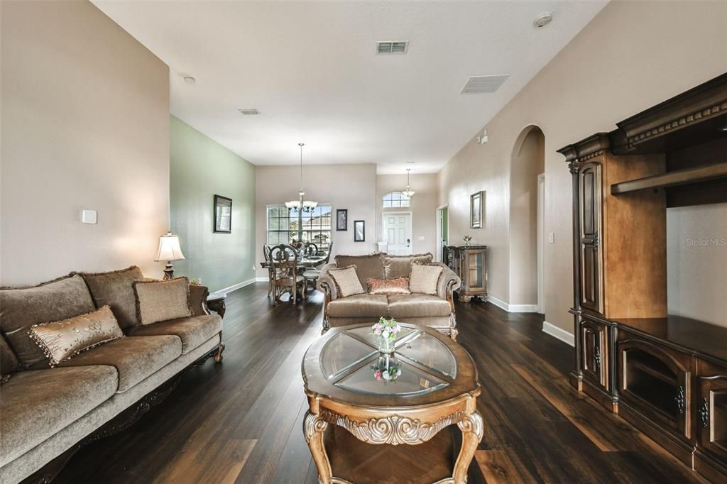 En Venta: $598,500 (4 camas, 4 baños, 3858 Pies cuadrados)