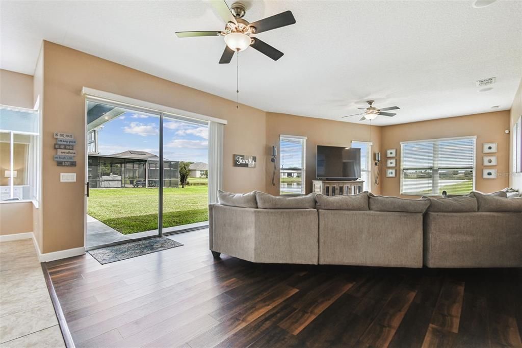 En Venta: $598,500 (4 camas, 4 baños, 3858 Pies cuadrados)