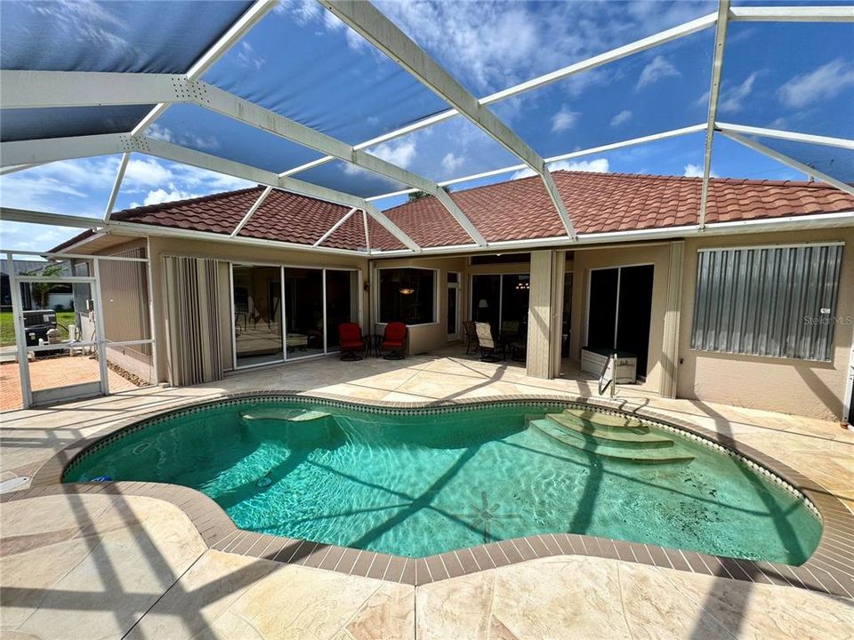 Activo con contrato: $575,000 (3 camas, 2 baños, 2401 Pies cuadrados)