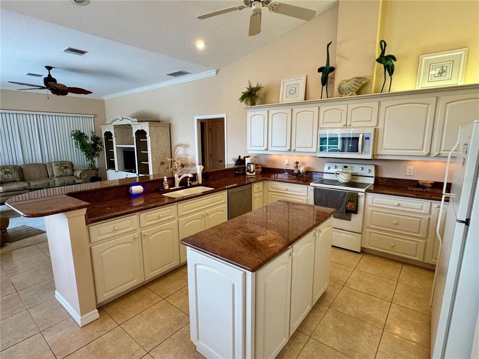 Activo con contrato: $575,000 (3 camas, 2 baños, 2401 Pies cuadrados)