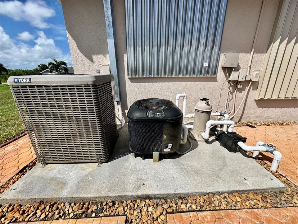 Activo con contrato: $575,000 (3 camas, 2 baños, 2401 Pies cuadrados)