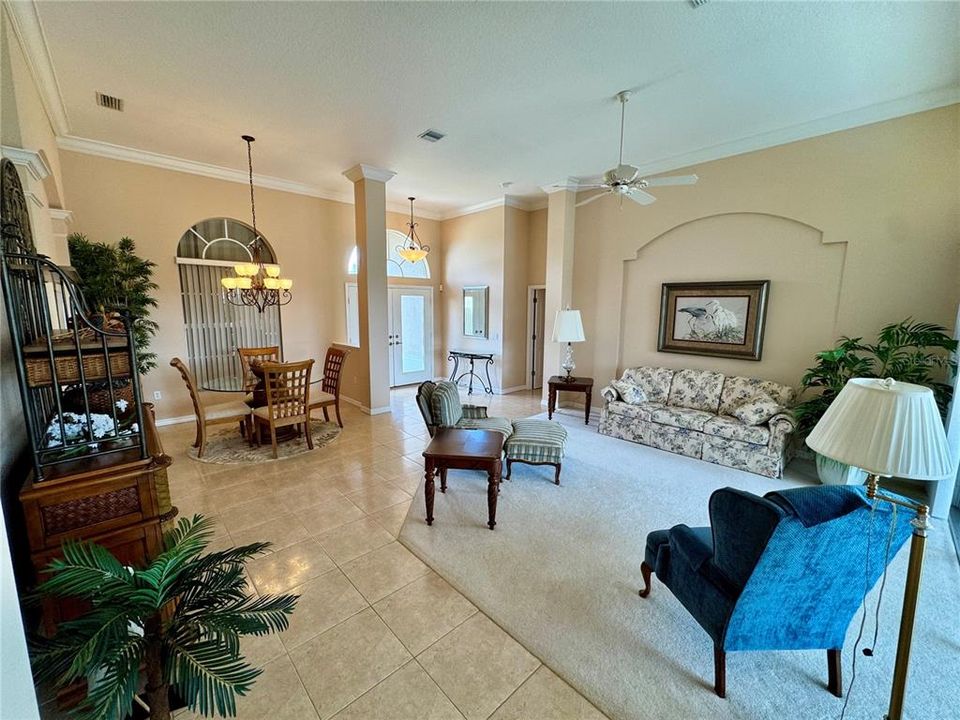 Activo con contrato: $575,000 (3 camas, 2 baños, 2401 Pies cuadrados)