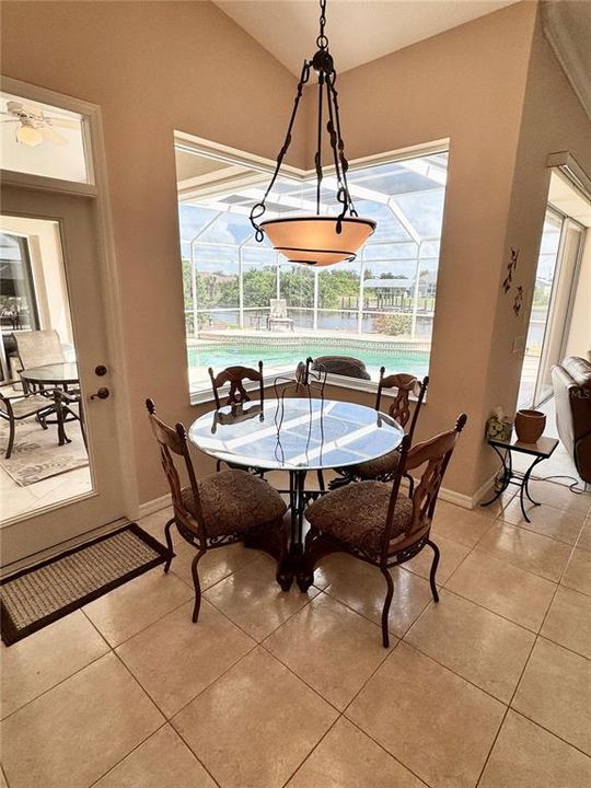 Activo con contrato: $575,000 (3 camas, 2 baños, 2401 Pies cuadrados)