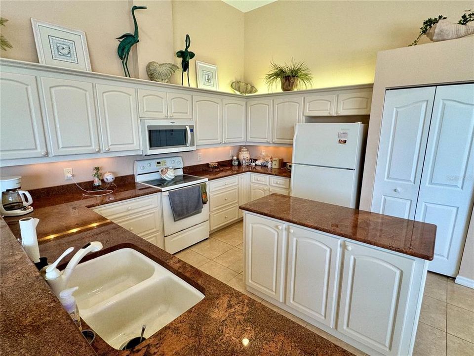 Activo con contrato: $575,000 (3 camas, 2 baños, 2401 Pies cuadrados)