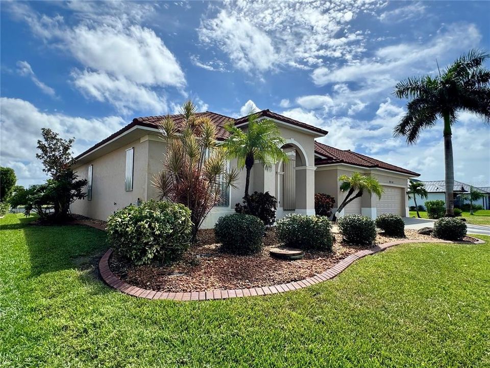 Activo con contrato: $575,000 (3 camas, 2 baños, 2401 Pies cuadrados)