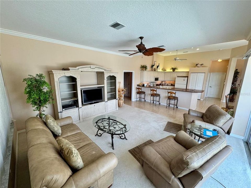 Activo con contrato: $575,000 (3 camas, 2 baños, 2401 Pies cuadrados)