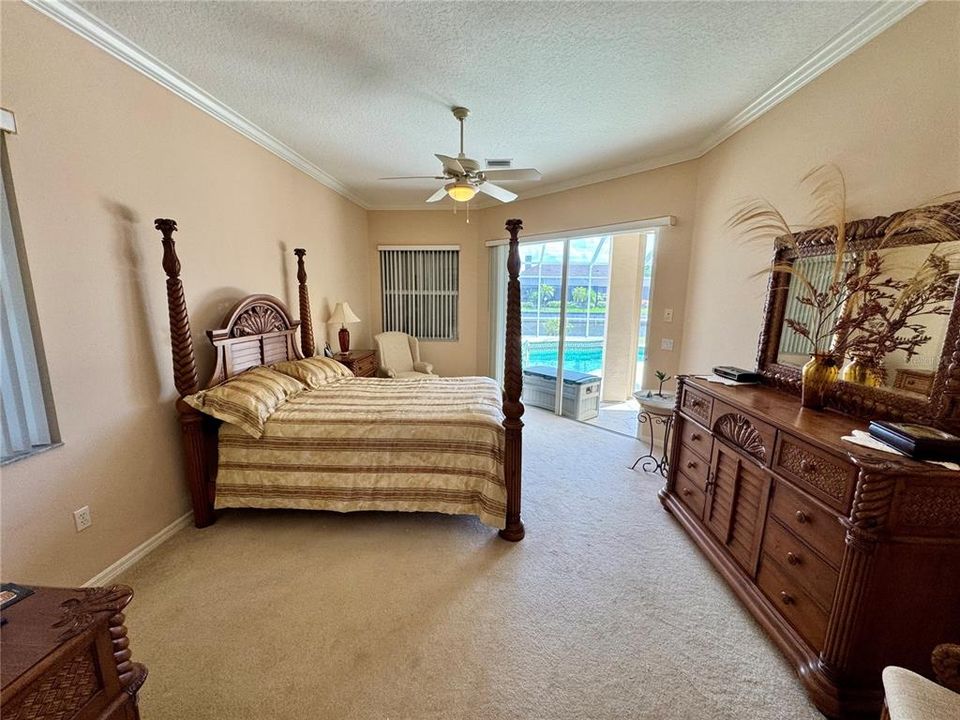 Activo con contrato: $575,000 (3 camas, 2 baños, 2401 Pies cuadrados)