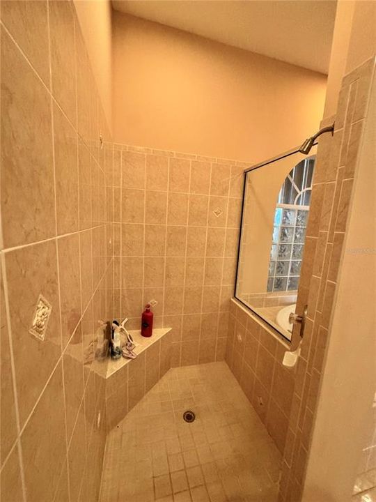 Activo con contrato: $575,000 (3 camas, 2 baños, 2401 Pies cuadrados)