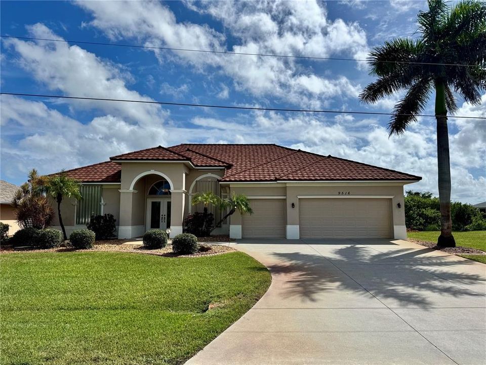 Activo con contrato: $575,000 (3 camas, 2 baños, 2401 Pies cuadrados)