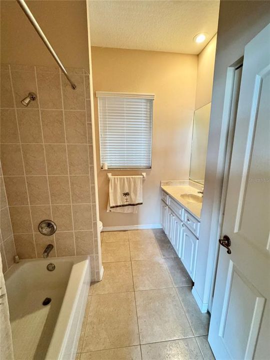 Activo con contrato: $575,000 (3 camas, 2 baños, 2401 Pies cuadrados)