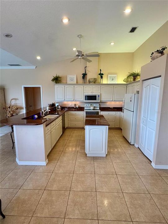 Activo con contrato: $575,000 (3 camas, 2 baños, 2401 Pies cuadrados)