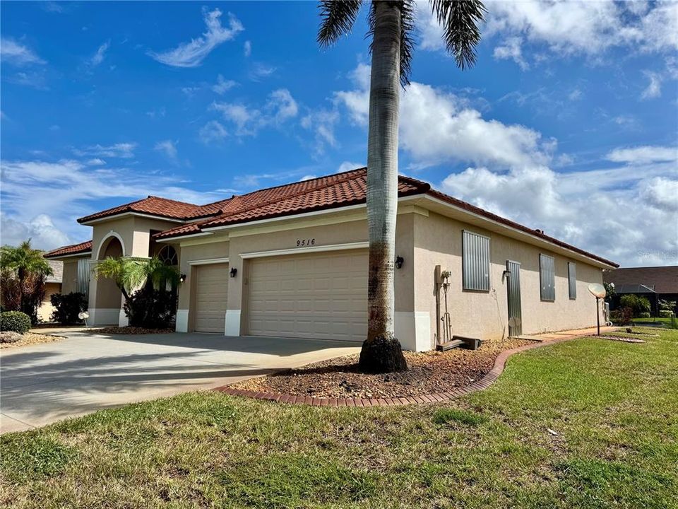 Activo con contrato: $575,000 (3 camas, 2 baños, 2401 Pies cuadrados)