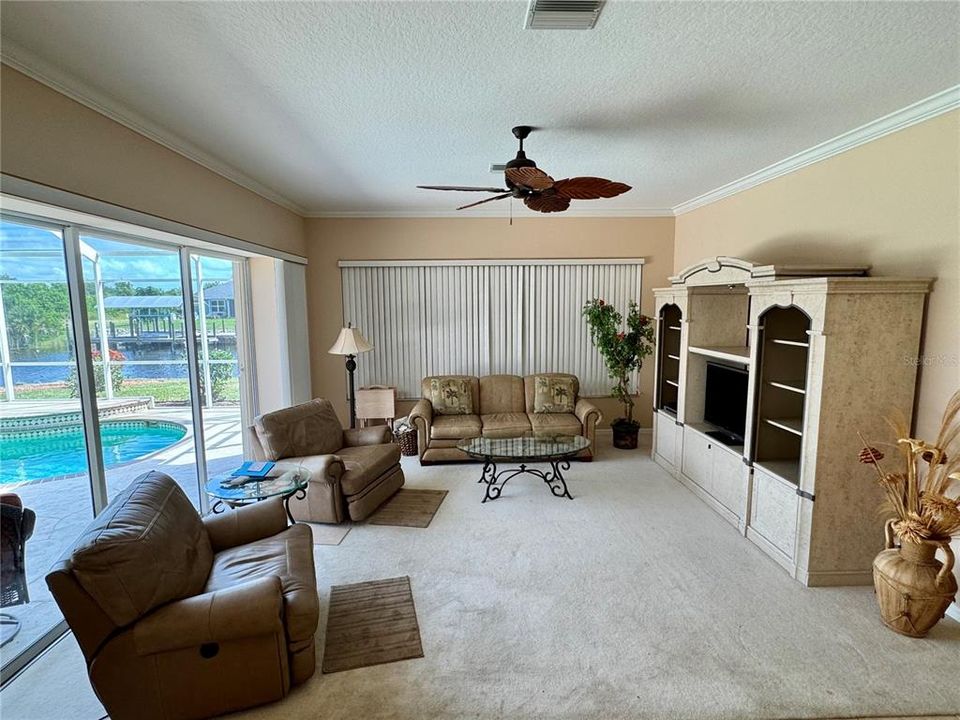 Activo con contrato: $575,000 (3 camas, 2 baños, 2401 Pies cuadrados)