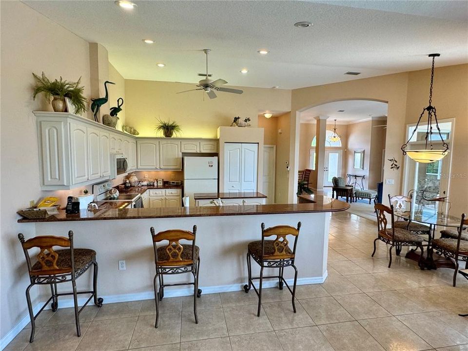 Activo con contrato: $575,000 (3 camas, 2 baños, 2401 Pies cuadrados)