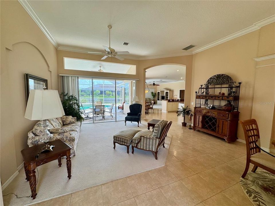 Activo con contrato: $575,000 (3 camas, 2 baños, 2401 Pies cuadrados)