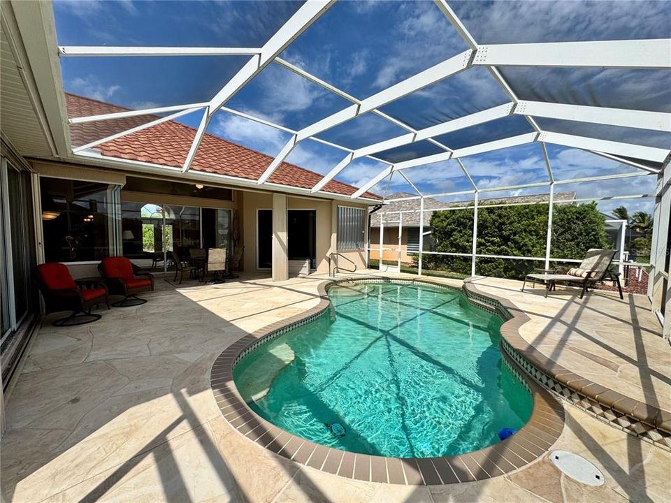 Activo con contrato: $575,000 (3 camas, 2 baños, 2401 Pies cuadrados)