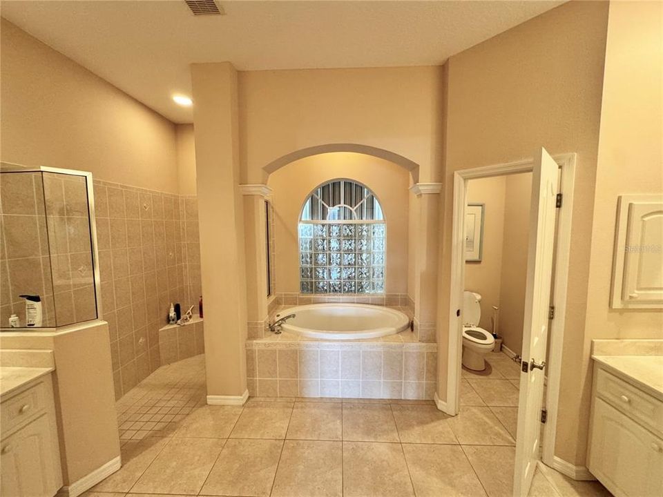 Activo con contrato: $575,000 (3 camas, 2 baños, 2401 Pies cuadrados)