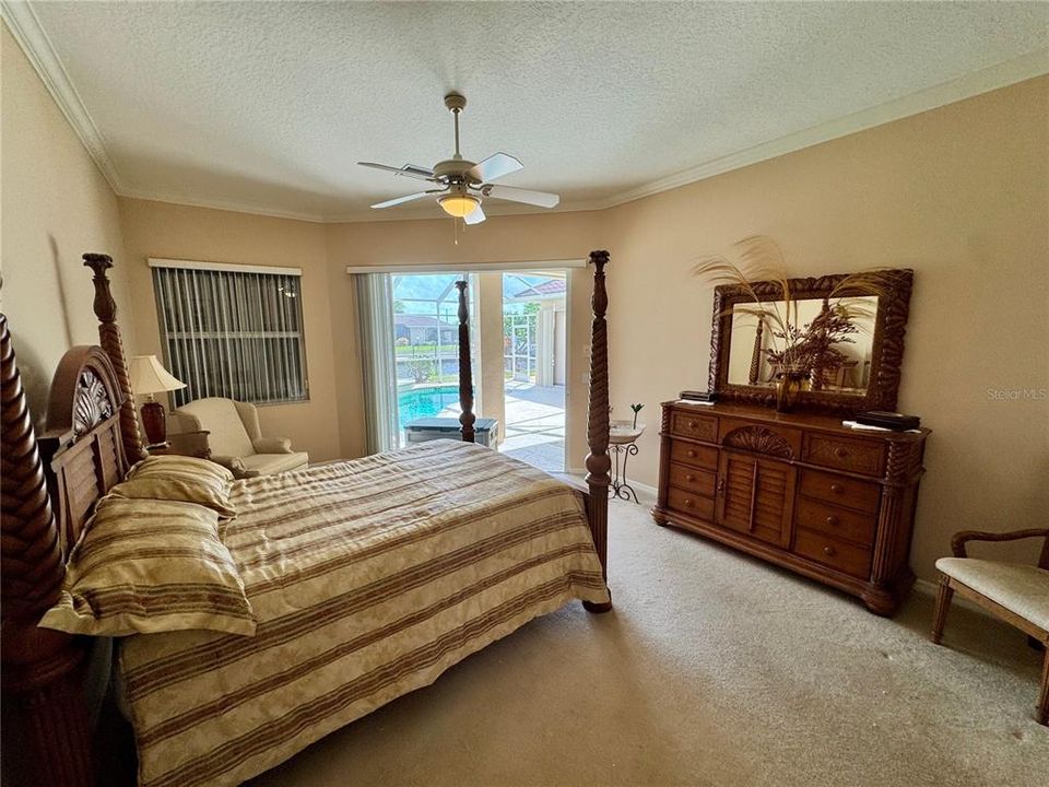 Activo con contrato: $575,000 (3 camas, 2 baños, 2401 Pies cuadrados)