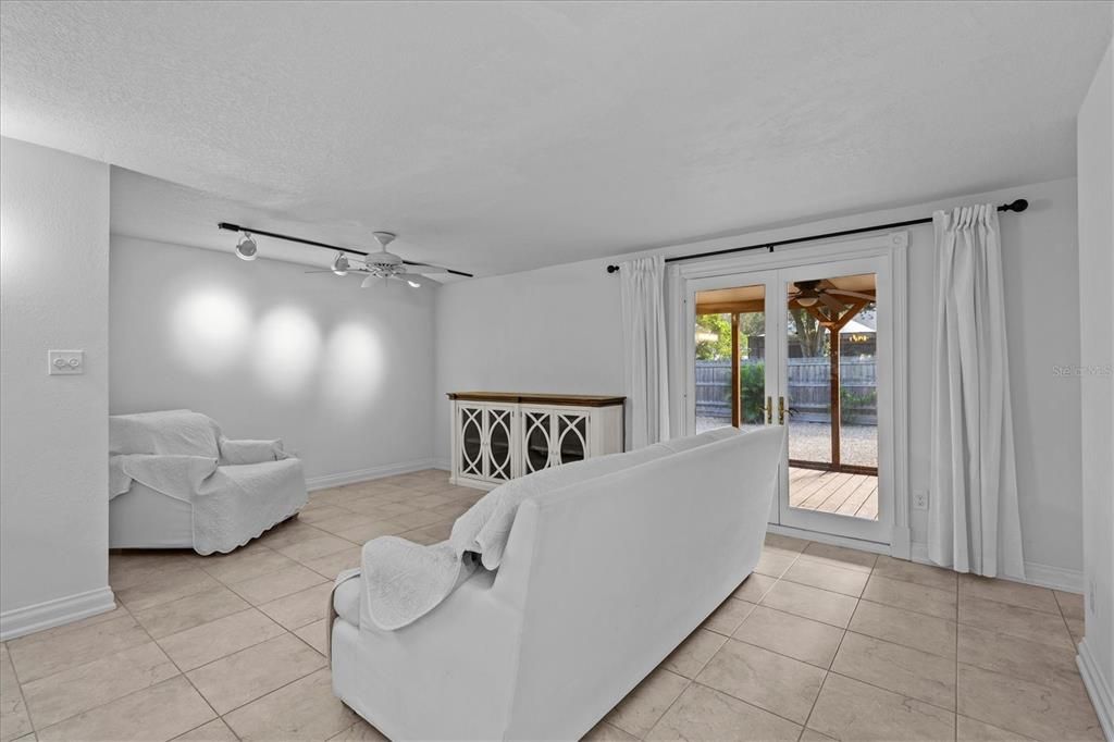 合同活跃: $475,000 (3 贝兹, 2 浴室, 1535 平方英尺)