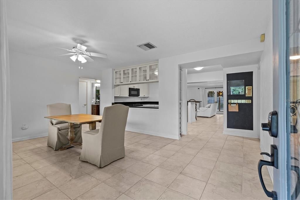 合同活跃: $475,000 (3 贝兹, 2 浴室, 1535 平方英尺)