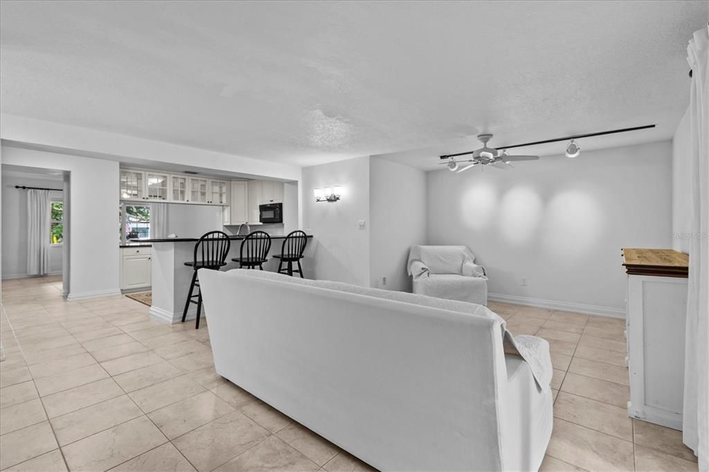 合同活跃: $475,000 (3 贝兹, 2 浴室, 1535 平方英尺)