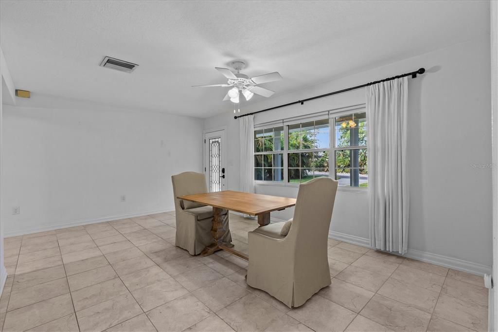 合同活跃: $475,000 (3 贝兹, 2 浴室, 1535 平方英尺)