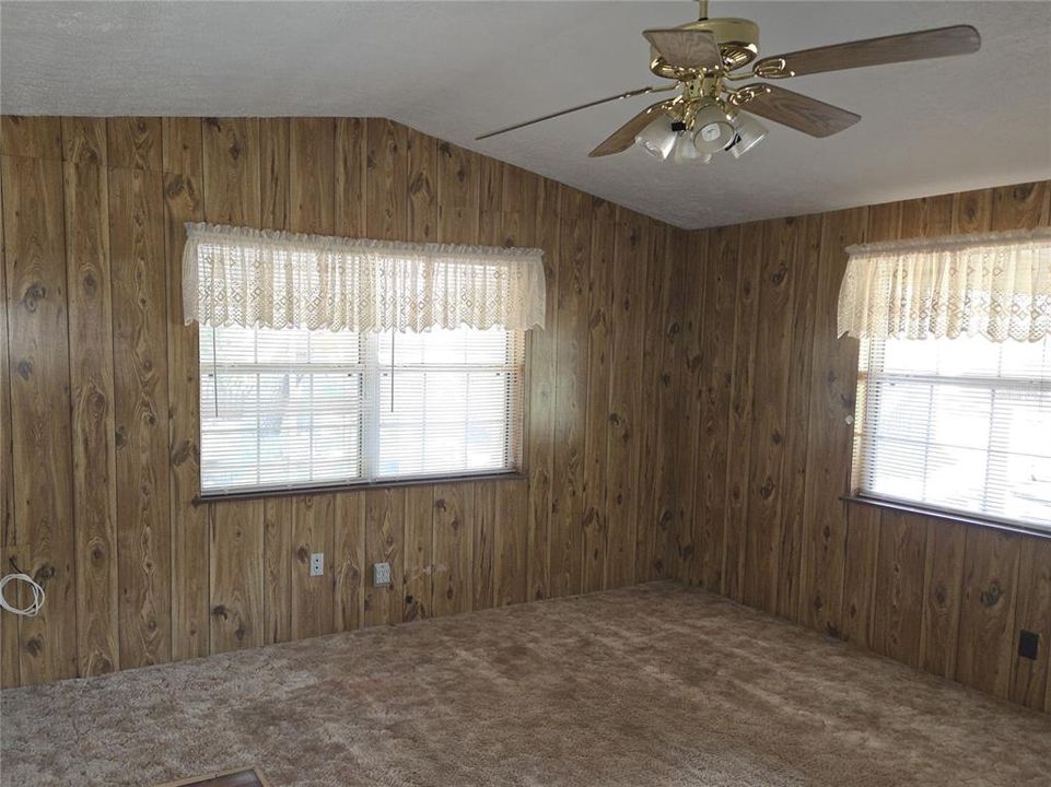 For Sale: $129,900 (2 beds, 2 baths, 925 Square Feet)