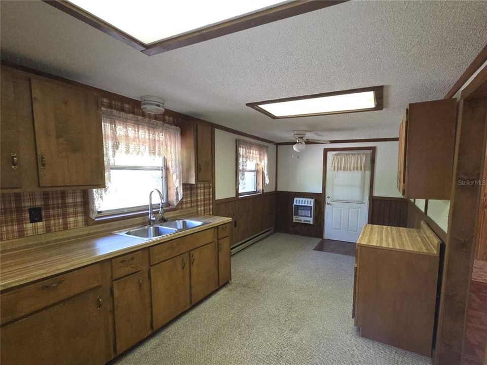 For Sale: $129,900 (2 beds, 2 baths, 925 Square Feet)