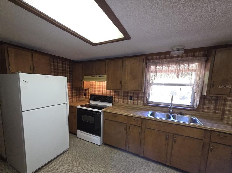 For Sale: $129,900 (2 beds, 2 baths, 925 Square Feet)