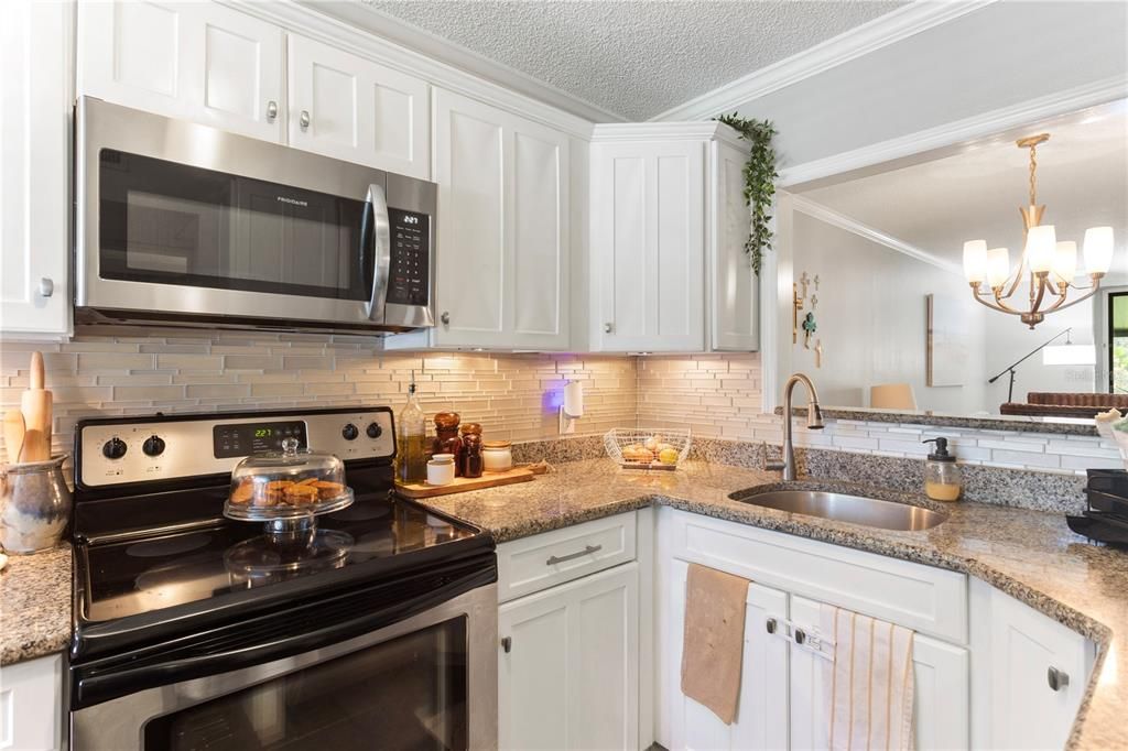 For Sale: $229,900 (2 beds, 2 baths, 1086 Square Feet)