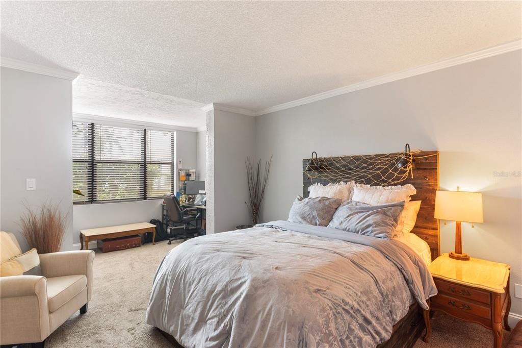 For Sale: $229,900 (2 beds, 2 baths, 1086 Square Feet)